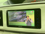 テレビ番組を表示できるモニターを装備しています。停車中に映像やテレビを視聴したい場面で活用でき、画面内の情報も見やすく、休憩時間の楽しみを広げてくれます。