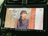 画面でテレビ番組を視聴できる装備を備えています。お出かけ先での待ち時間など、停車中のひとときに映像を楽しめるのがうれしいポイントです。視聴時は安全な場所に停車してください。