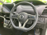 ステアリングに複数のスイッチが配置され、手元から車内装備を扱いやすい仕様です。メーターも視線の先に収まり、運転中に必要な表示を確認しやすい位置関係となっています。日常の運転をサポートします。