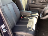 フロントシートです!!ベンチシートなので座席の移動もスムーズに出来ます!!足元も広く運転も楽ですよ!!