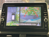後方の映像に加え、周囲を俯瞰した表示や進路の目安が確認でき、駐車時の後方確認をサポートします。車庫入れや狭い場所での切り返しなど、日常の駐車シーンで役立つ装備です。