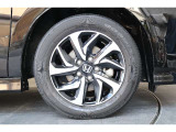 純正のアルミホイールが足元を飾ります!タイヤサイズは205/60R16を装備しております!!
