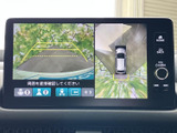 後方の映像に加え、車両周囲を上から確認できる表示も備えています。駐車時に周囲との距離や位置関係を把握しやすく、画面表示を参考にしながら落ち着いて操作できます。