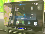 大きな画面に各種メニューが表示され、ラジオや音楽、スマートフォン連携などを選びやすい構成です。画面上で項目を確認でき、日々の移動を便利にサポートします。