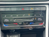運転席と助手席で独立して温度設定が可能な2ゾーンフルオートエアコン。モダンなタッチコントロール式操作パネルを採用し機能性を高めています。