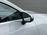 【ブラインドスポットアシスト】走行中車両の斜め後ろの死角エリアをモニタリングし、ドアミラー内蔵のインジケーターを点灯させて注意喚起し、安全な走行のサポートをします。