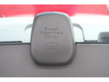 荷物が多く、ルームミラーで後方が見えない時に映像で視界を確保します。車体後部に内蔵した高解像度カメラです。