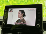 車内でテレビ番組を楽しめる画面を備えています。停車中の待ち時間などに映像を視聴でき、車内で過ごす時間の楽しみが広がります。画面表示も確認しやすく、便利にお使いいただけます。