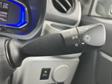 レバーには操作位置を示す表示があり、運転席から確認しやすい配置です。手元で扱う装備がまとまっているため、周囲の状況に注意を向けながら、日々の運転をスムーズにサポートします。
