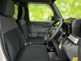 前席は視界が広く、周囲の状況を確認しやすい運転席まわりです。シートはゆったりとした形状で、前席に座る方が落ち着いて過ごせる空間。黒を基調に、清潔感のある室内です。