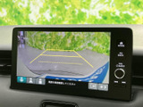 後方の映像にガイドラインが表示され、駐車時に車両と周囲の位置関係を確認するのに役立ちます。画面上で後方の様子を見ながら、慎重に駐車操作を進めたい方にも便利な装備です。