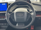 手元に各種スイッチを備え、視線を大きく外さずに車内機能を扱いやすい配置です。握りやすい形状で運転姿勢を保ちやすく、毎日の移動をサポートする使い勝手にも配慮されています。