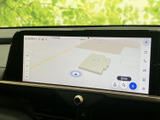 地図が大きく表示され、現在地や周辺の道路を確認しやすい画面です。拡大縮小や目的地検索の項目も見やすく、初めての場所への移動にも役立ちます。