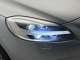 【LEDヘッドライト】悪天候や夜間走行時も良好な視界を確保し、安心して運転できる高輝度LEDヘッドライト!北欧神話に登場する「トールハンマー」をモチーフにした、一目でボルボとわかるデザインです。