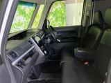 運転席側から前方や側方を見渡しやすく、開放感のある室内です。シートに加えてアームレストも備わり、落ち着いて過ごせる運転席まわりとなっています。