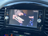 画面には映像が表示され、停車中の車内で過ごす時間にも活用できます。周囲のボタンからメニューを選べる構成で、画面を見ながらオーディオ機能を利用しやすい仕様です。