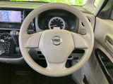 握りやすい形状で、運転姿勢に合わせて自然に手を添えられるステアリングです。左右のスポークにはスイッチが備わり、視線を前方に保ちながら手元で各種操作を行える便利な装備です。