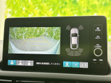 後方の映像に加えて車両周囲の表示もあり、駐車時の確認をサポートします。目安線を見ながら後方との距離感をつかみやすく、狭い場所での車庫入れにも便利です。