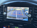 後方の様子を画面で確認でき、駐車時の周囲確認をサポートします。画面上には進路の目安となるガイドも表示されるため、車庫入れや切り返しの際に活用いただけます。