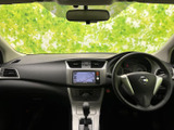 運転席まわりまで見渡しやすい視界が広がり、前方や周囲の状況を確認しやすい室内です。落ち着いた色合いのシートとすっきりした空間で、毎日の運転も快適にお過ごしいただけます。