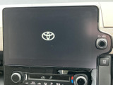 大きな画面と周囲にまとまった操作部で、ナビやオーディオなどの機能を確認しやすい構成です。画面表示を見ながら必要な機能を選べて、日常の移動をサポートします。