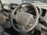 握りやすい形状で、運転席からメーターの確認もしやすいレイアウトです。車庫入れや街中での運転など、日常のさまざまな場面で自然に手を添えて操作できます。