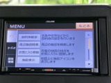 画面には目的地設定や周辺施設検索などの項目が並び、必要なメニューを見つけやすい構成です。文字とボタンが整理されており、案内内容を確認しながら操作しやすくなっています。