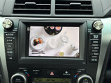 停車中にテレビ映像を楽しめる画面を備えています。画面まわりのボタンから機器を操作でき、休憩中などに映像を視聴したい場面で活用できます。視聴は安全な場所に停車してお楽しみください。