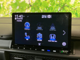 大きな画面にナビや電話、スマートフォン連携などの項目がまとまり、目的の機能を探しやすい構成です。ホーム画面から選択でき、日々の移動をサポートする便利な装備として活躍します。