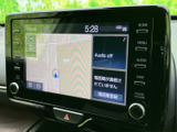 地図とオーディオ情報を一画面で確認でき、周辺の案内を見ながら音声設定にも目を配れます。画面脇に操作ボタンと音量ダイヤルを備え、日常の移動時にも扱いやすいまとまりです。