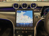 メルセデスのシートは少し硬めになっております。長時間の運転の際、適度な反発があることでお尻や腰の負担を減らす効果が御座います。
