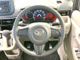インテリアに合わせたデザインのステアリングは、運転される方のことも考え、運転しやすい形状、大きさです。是非一度、実際に触ってお確かめください。