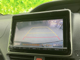 後方の様子を画面で確認でき、駐車時やバックでの切り返しをサポートします。ガイド線も表示されるため、周囲を確認しながら車庫入れや狭い場所での後退を行う際に役立ちます。