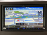 現在地周辺の地図や道路情報が表示され、目的地までの道順を確認する際に便利です。地図の縮尺や表示を切り替えながら、慣れない場所への移動にもお役立てください。
