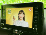 画面いっぱいに映像を表示でき、停車中のひとときにテレビ番組を楽しめます。画面の周囲にはホームやメニューなどのボタンが並び、必要な画面へ切り替える際も操作箇所を確認しやすい構成です。