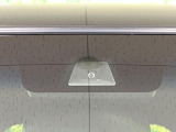 【ホンダセンシング】走行中に前方の車両等を認識し、衝突しそうな時は警報とブレーキで衝突回避と被害軽減をアシスト。より安全にドライブをお楽しみいただけます。