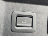 【パワーバックドア】スマートキーや運転席のボタンを押すだけでリアゲートが自動で開閉します!荷物を持っている時や、高い位置にあるバックドアを閉める際に便利な機能です♪