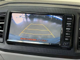 【バックモニター】 車庫入れの後方確認や、バックで駐車場に出入りの際等に後方を確認するのをお手伝いできます