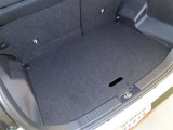 後席使用時でも、十分な荷室空間を確保しております。