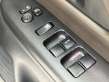【電動格納ミラー】サイドミラーは電動格納式となっており、狭い駐車場でもキズがつくリスクを抑えられます。
