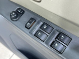 【電動格納ミラー】サイドミラーは電動格納式となっており、狭い駐車場でもキズがつくリスクを抑えられます。