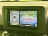 画面には車両周囲の映像とガイド線が表示され、駐車時の後方確認をサポート。表示内容を画面上で確認しやすく、狭い場所での切り返しや駐車の際にも役立ちます。