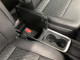 小物や身の回り品を収納できるセンターコンソール。車内をすっきり整頓できる、便利な収納スペースです。
