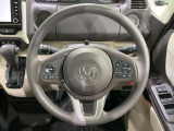 インテリアに合わせたデザインのステアリングは、運転される方のことも考え、運転しやすい形状、大きさです。是非一度、実際に触ってお確かめください。