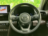 ステアリングに複数のスイッチが配置され、運転姿勢を保ちながら必要な操作を行いやすい構成です。手元で扱える機能がそろい、日々の運転をサポートします。