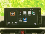 音楽やテレビ、電話などの項目がアイコンで表示され、画面上で機能を把握しやすい構成です。スマートフォン連携や交通情報のメニューも備わり、ドライブ中に必要な情報や音源を選びやすい便利な装備です。