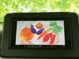 画面でテレビ映像を楽しめる装備です。停車中の休憩時間などに映像を視聴でき、車内で過ごすひとときにも活用いただけます。お出かけ先で待ち時間がある際にも便利なポイントです。