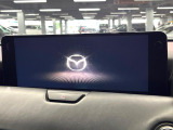 【12.3インチマツダコネクト】車内の雰囲気にマッチした大型ディスプレイ。スマホ接続でのナビ使用やBluetooth再生等、様々な機能が楽しめます。直感的なダイヤル操作が可能で、使い勝手も良好です。