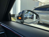 サイドアシスト装備 ドライバーの死角を並走する車両を検知します。ドアミラーの内側のLEDが点灯・点滅して事故の危険を知らせます。