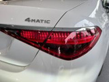 認定中古車はお車の経過年数や走行距離により1年もしくは2年間保証を付帯しております。「認定中古車保証」はメーカー保証です。全国のメルセデス正規販売店で保証を受けることができます。